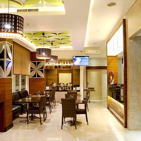 Biz Boulevard Hotel Манадо Экстерьер фото