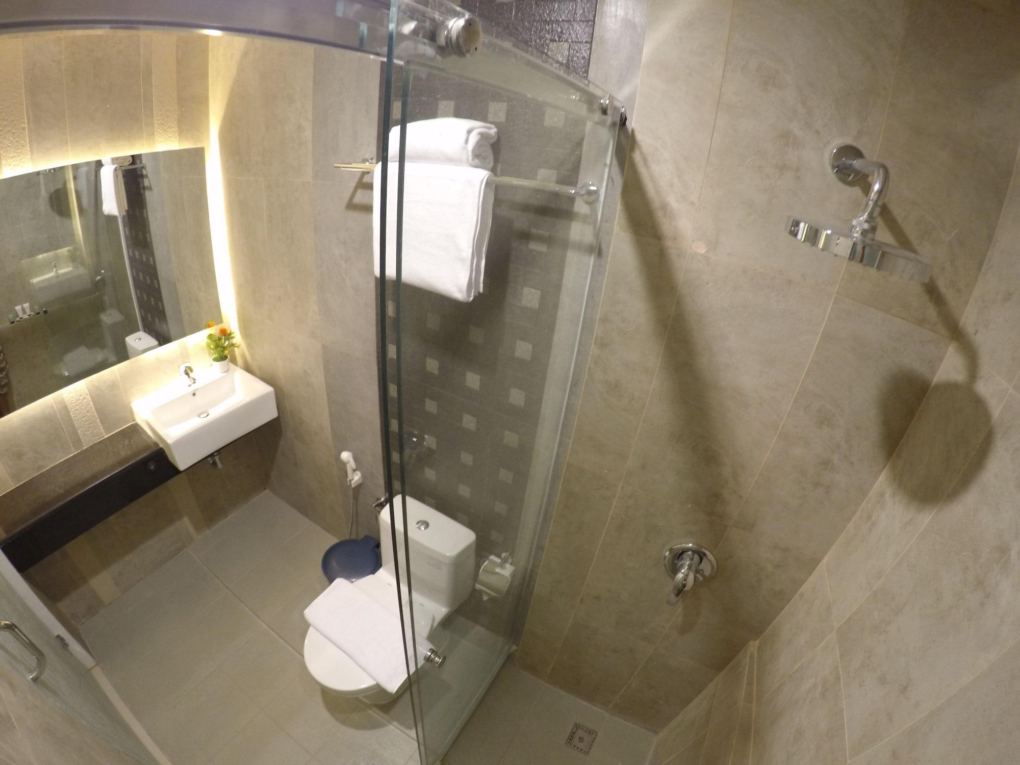 Biz Boulevard Hotel Манадо Экстерьер фото