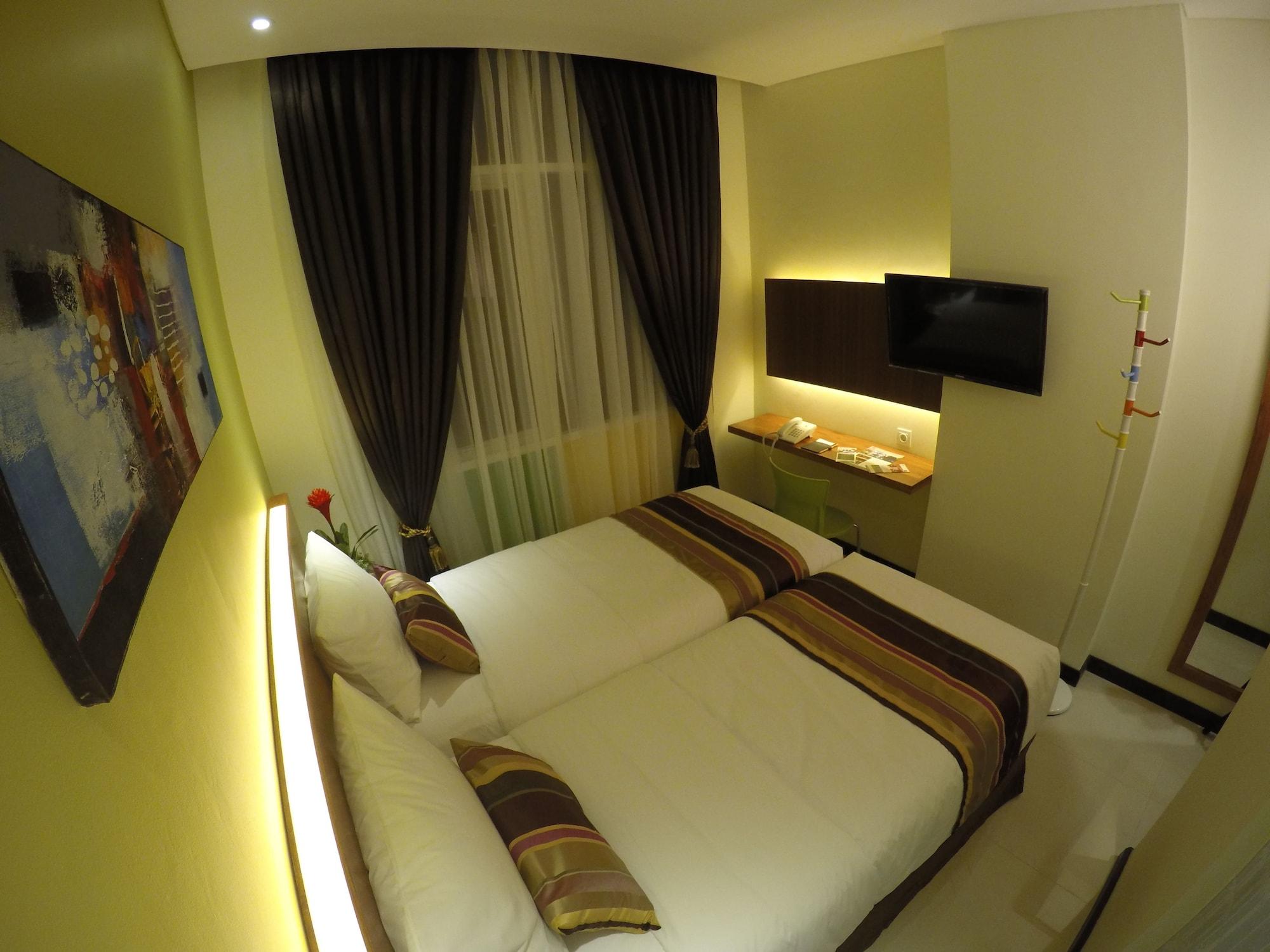 Biz Boulevard Hotel Манадо Экстерьер фото