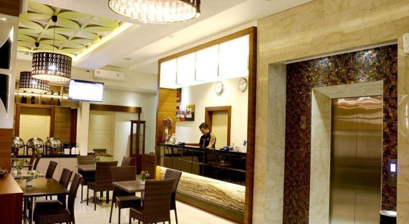 Biz Boulevard Hotel Манадо Экстерьер фото