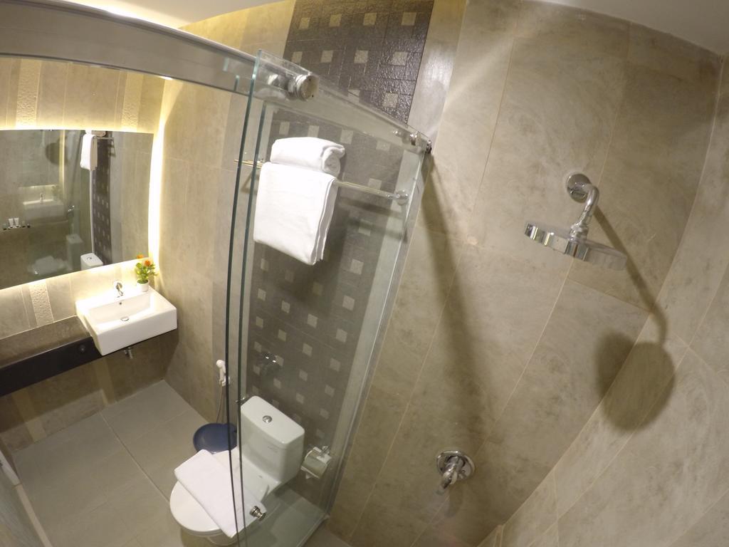 Biz Boulevard Hotel Манадо Экстерьер фото
