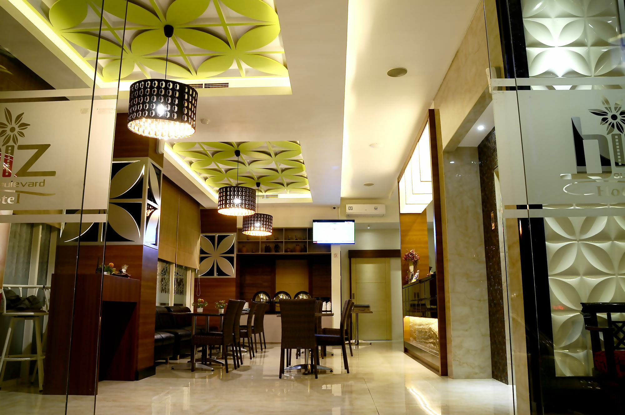 Biz Boulevard Hotel Манадо Экстерьер фото