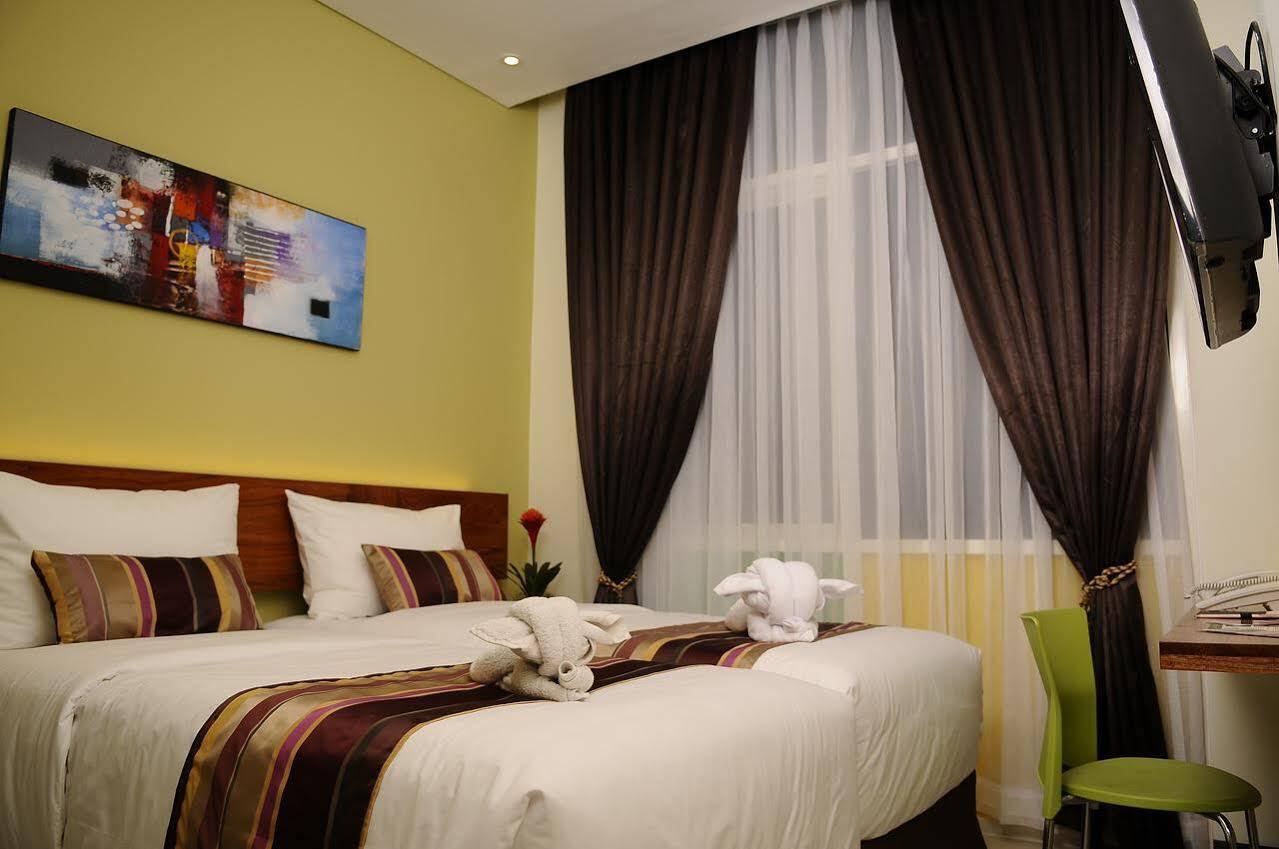 Biz Boulevard Hotel Манадо Экстерьер фото