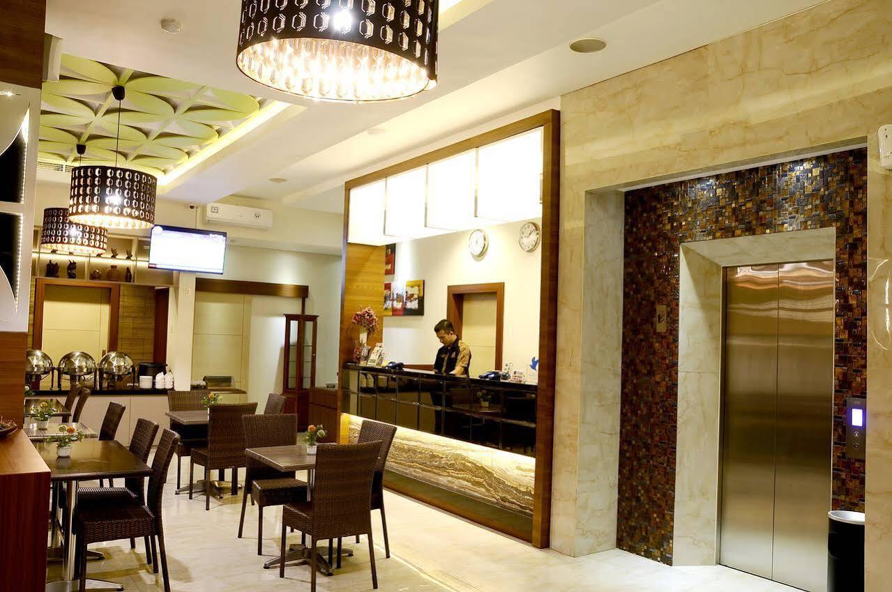 Biz Boulevard Hotel Манадо Экстерьер фото