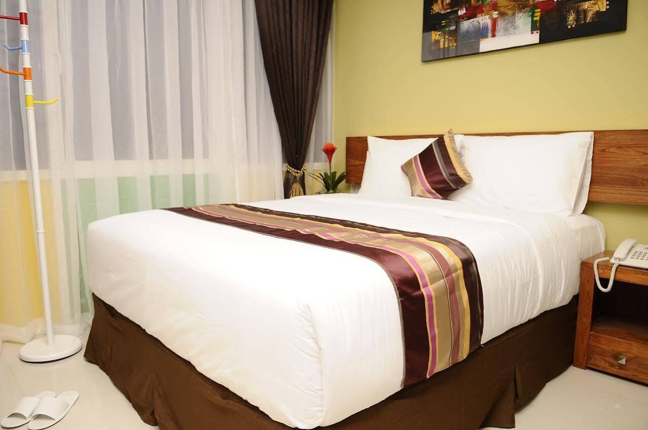 Biz Boulevard Hotel Манадо Экстерьер фото